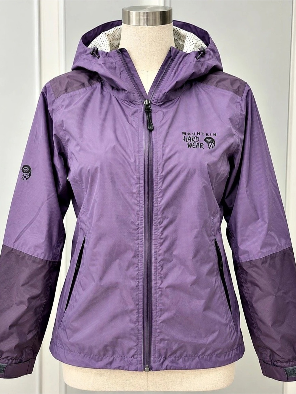 Mountain Hardwear Women’s Purple Hooded Rain Jacket Size M Lightweight Shell